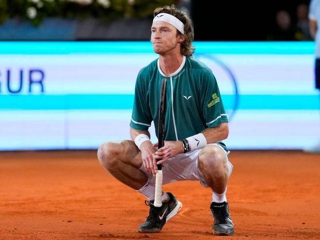 他不仅在场 他不仅在场