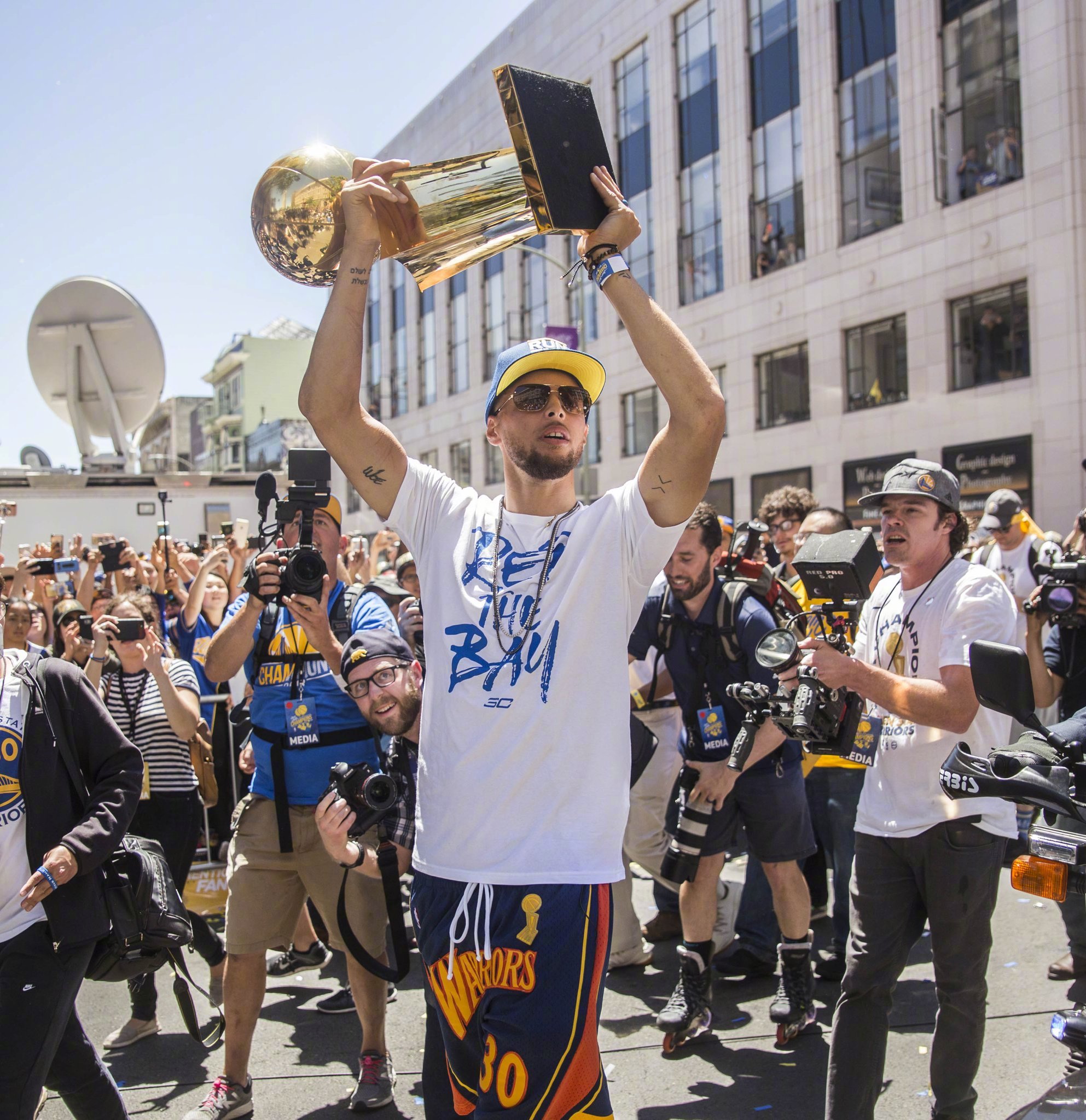 经向他递上 经向他递上